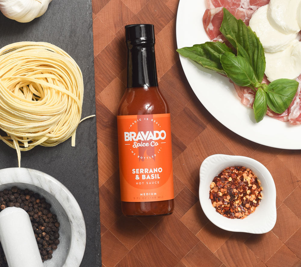 Serrano & Basil Hot Sauce von Bravado kaufen | Aromatische Hot Sauce mit Basilikum, Knoblauch und Roma Tomaten | Perfekt zu Pasta, Fleisch und Tacos