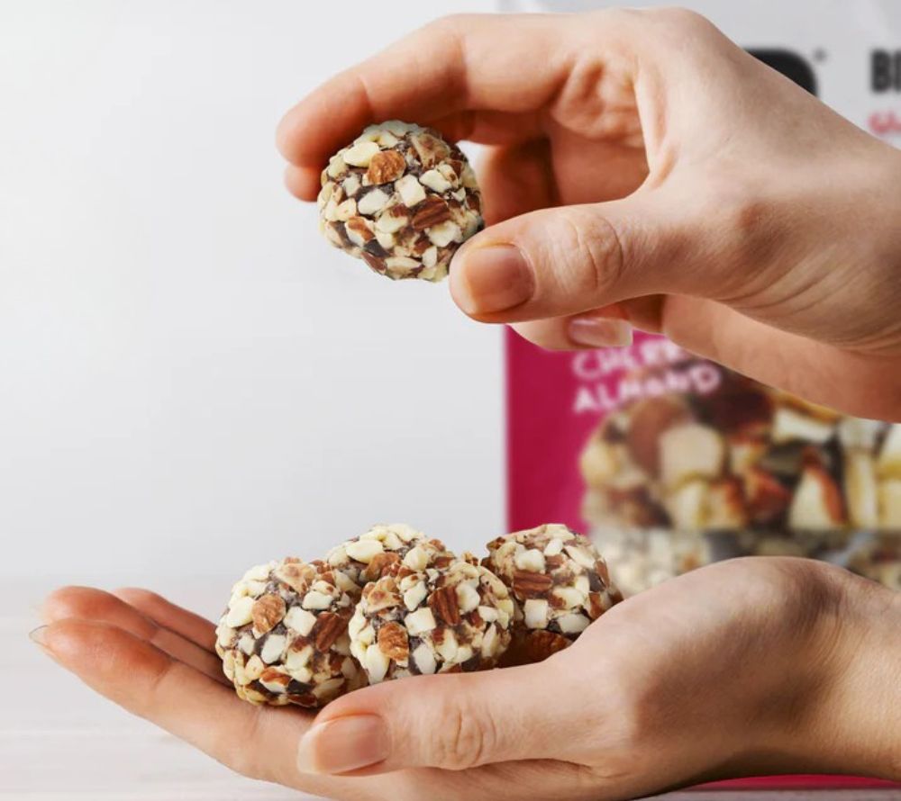Chocolate Cherry Almond Bites kaufen – fruchtig-schokoladiger Snack mit Mandeln, vegan, glutenfrei & proteinreich. Jetzt online entdecken.