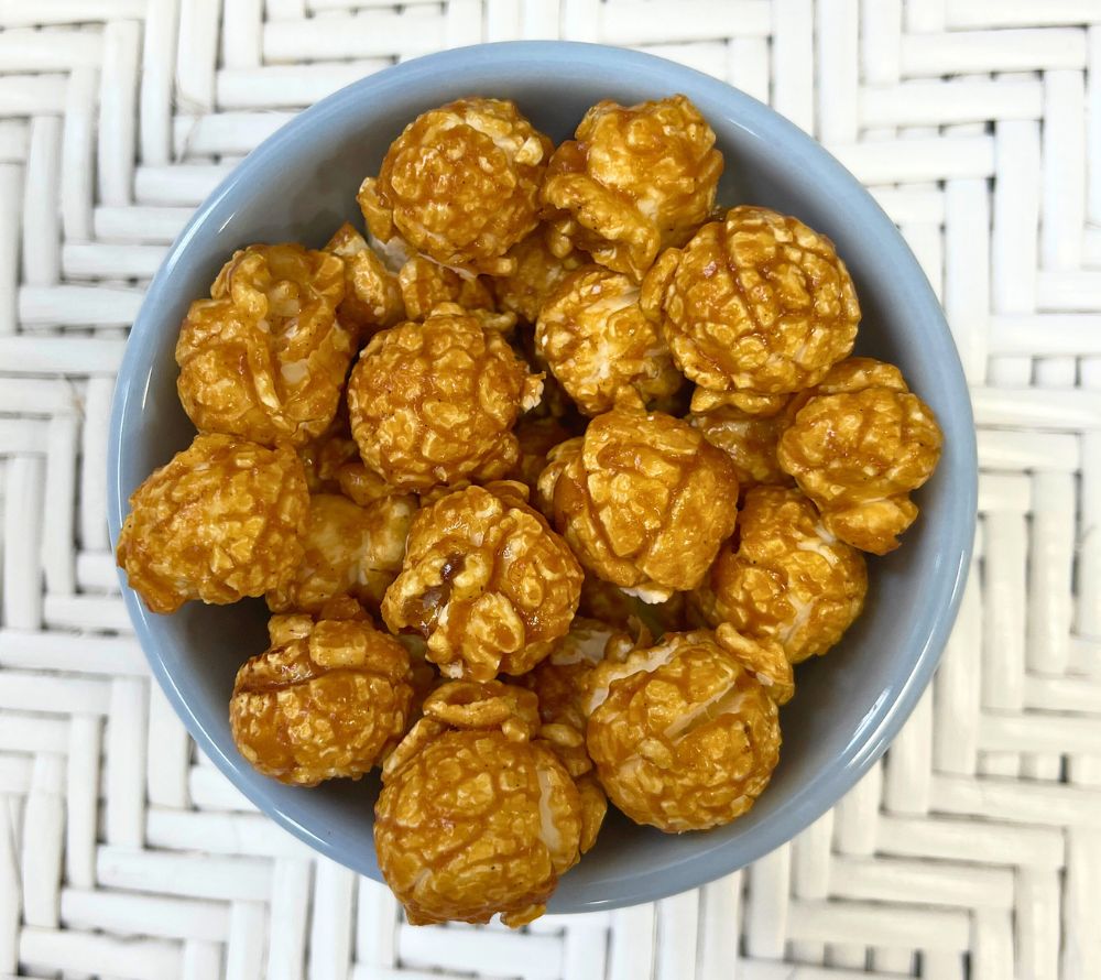 Everly Grace Popcorn Crunchy Caramel Clouds kaufen | Popcorn mit köstlicher Karamellschicht | Ideal für gemütliche Abende oder als Geschenk