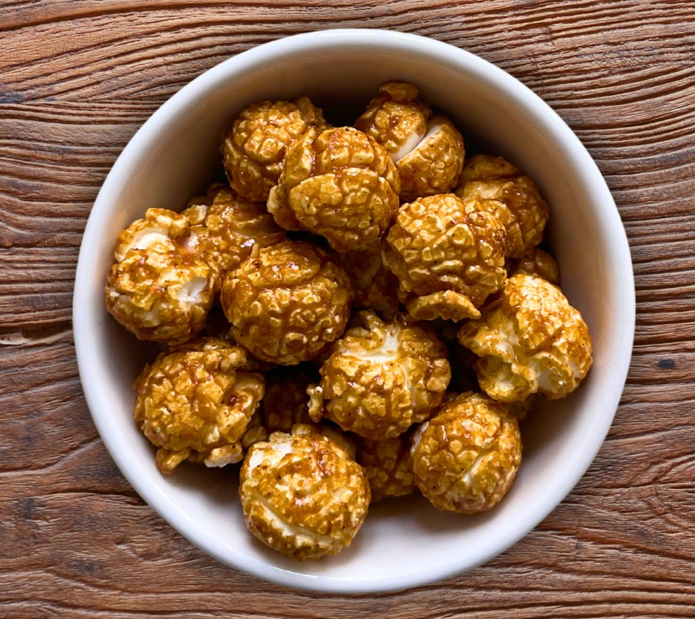 Mocha Mousse Popcorn von Everly Grace kaufen | Pantone Farbe des Jahres | mit traditionell hergestellten Karamell veredelt | EU-weiter Versand