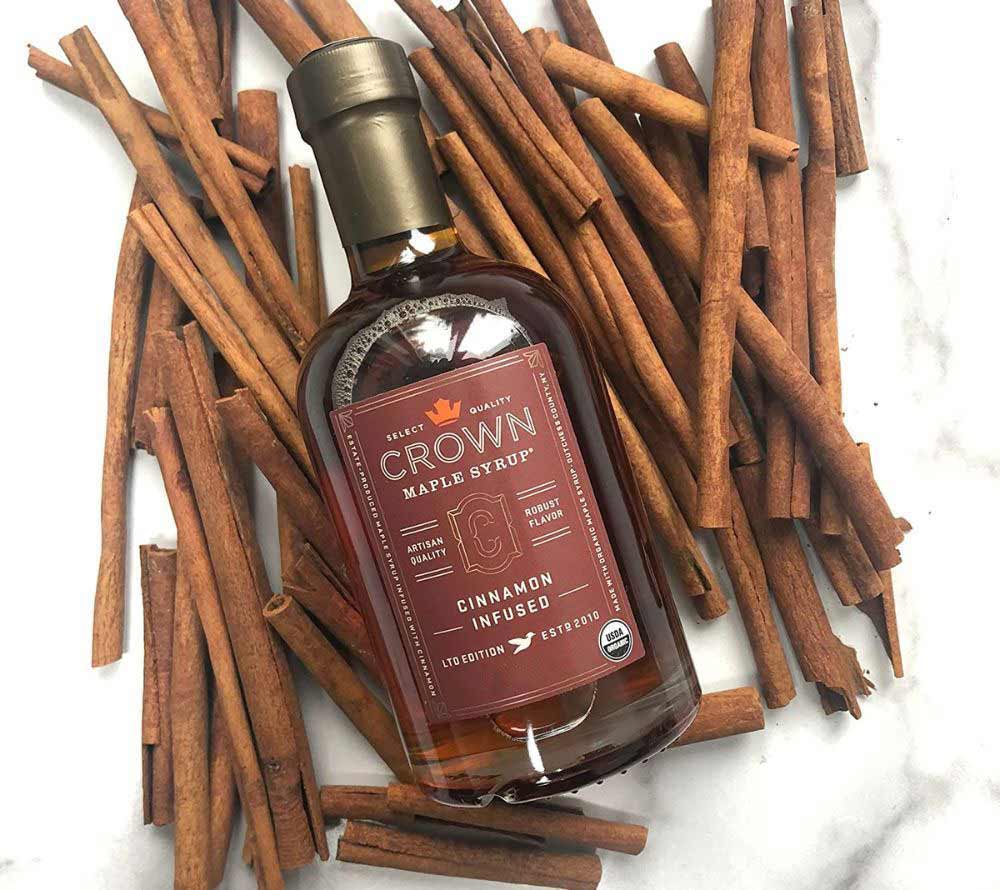 Crown Maple Cinnamon Infused Ahornsirup kaufen ☆ Bio-Qualität mit Zimt ☆ Für Pancakes, Waffeln und Desserts ☆ Mehr Sorten ☆ Jetzt probieren!