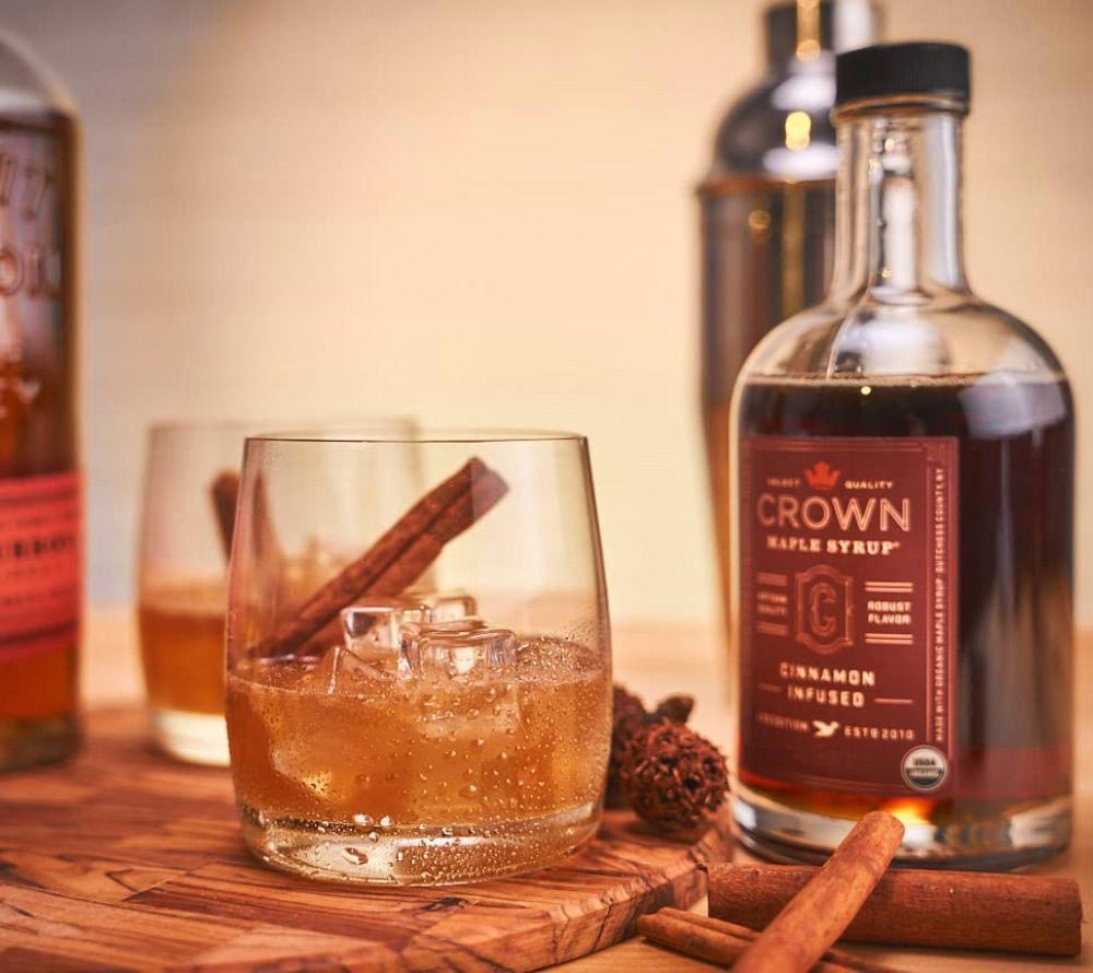 Crown Maple Cinnamon Infused Ahornsirup kaufen ☆ Bio-Qualität mit Zimt ☆ Für Pancakes, Waffeln und Desserts ☆ Mehr Sorten ☆ Jetzt probieren!