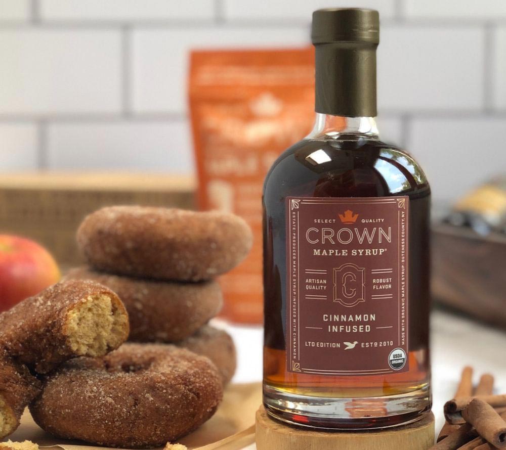 Crown Maple Cinnamon Infused Ahornsirup kaufen ☆ Bio-Qualität mit Zimt ☆ Für Pancakes, Waffeln und Desserts ☆ Mehr Sorten ☆ Jetzt probieren!