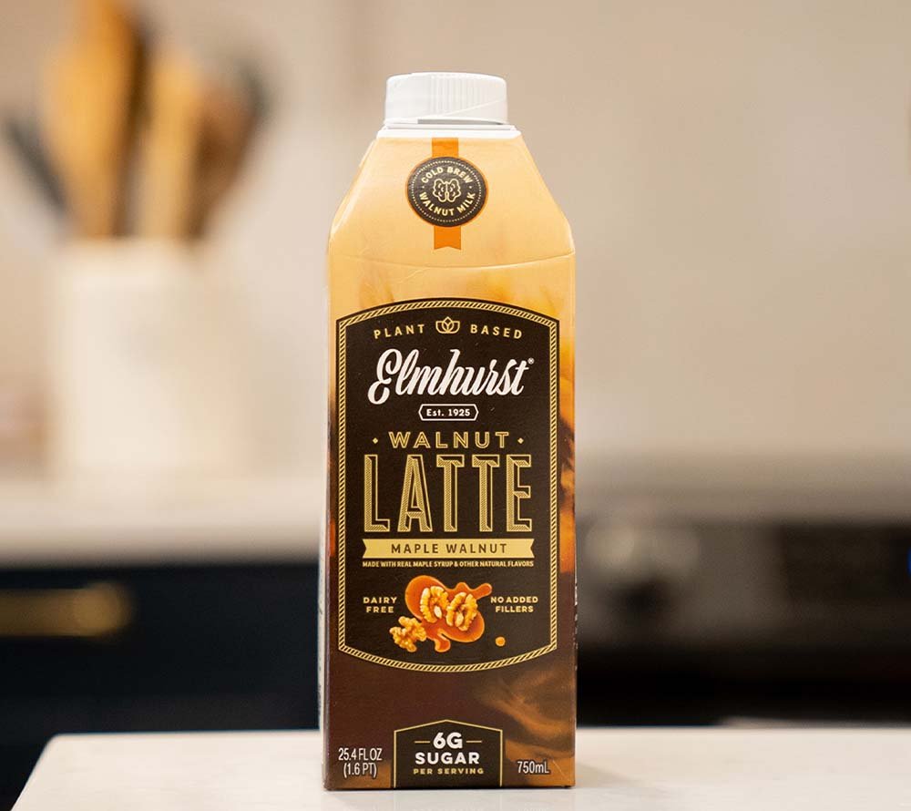 Maple Walnut Latte von Elmhurst | Walnussmilch mit Ahornsirup und Cold Brew | Fein abgestimmten, nussig-süßen Note | heiß aufgeschäumt oder erfrischend kalt