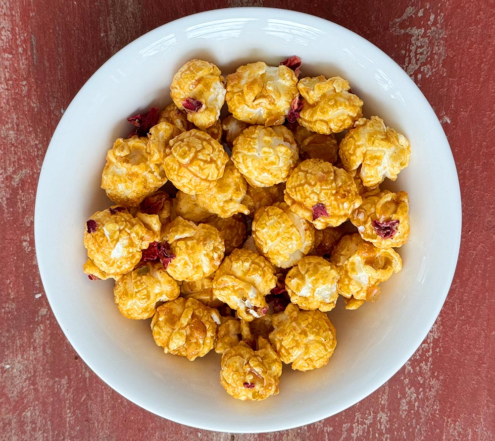 Everly Grace Popcorn Love Story kaufen | Verführerische Mischung aus Mandeln, Vanille und Rosenblättern | Ideal für Valentinstag und Hochzeiten