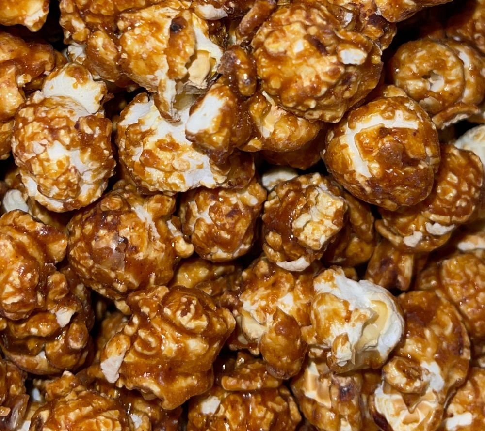 Mocha Mousse Popcorn von Everly Grace kaufen | Pantone Farbe des Jahres | mit traditionell hergestellten Karamell veredelt | EU-weiter Versand