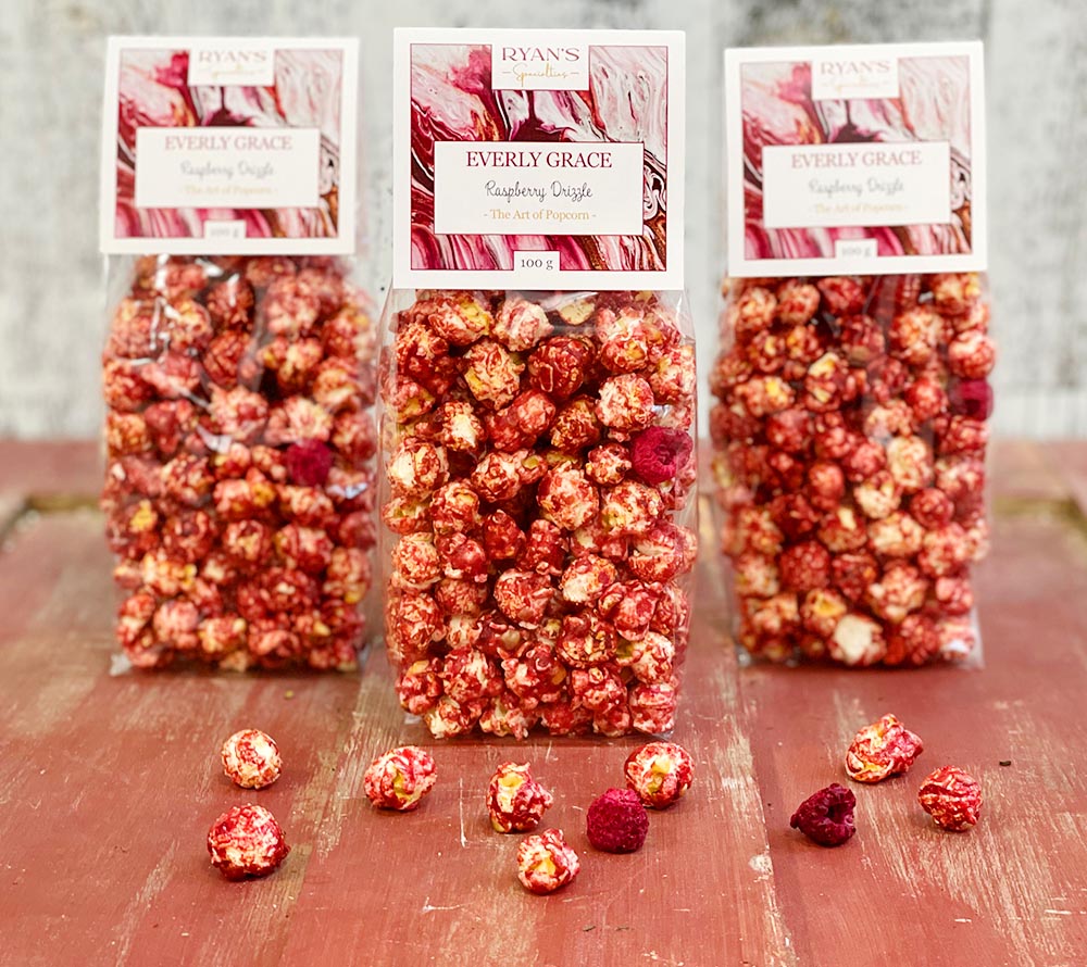 Everly Grace Raspberry Drizzle Popcorn kaufen | Knuspriges Popcorn mit fruchtiger Himbeersauce | Ideal für Naschkatzen und Filmabende