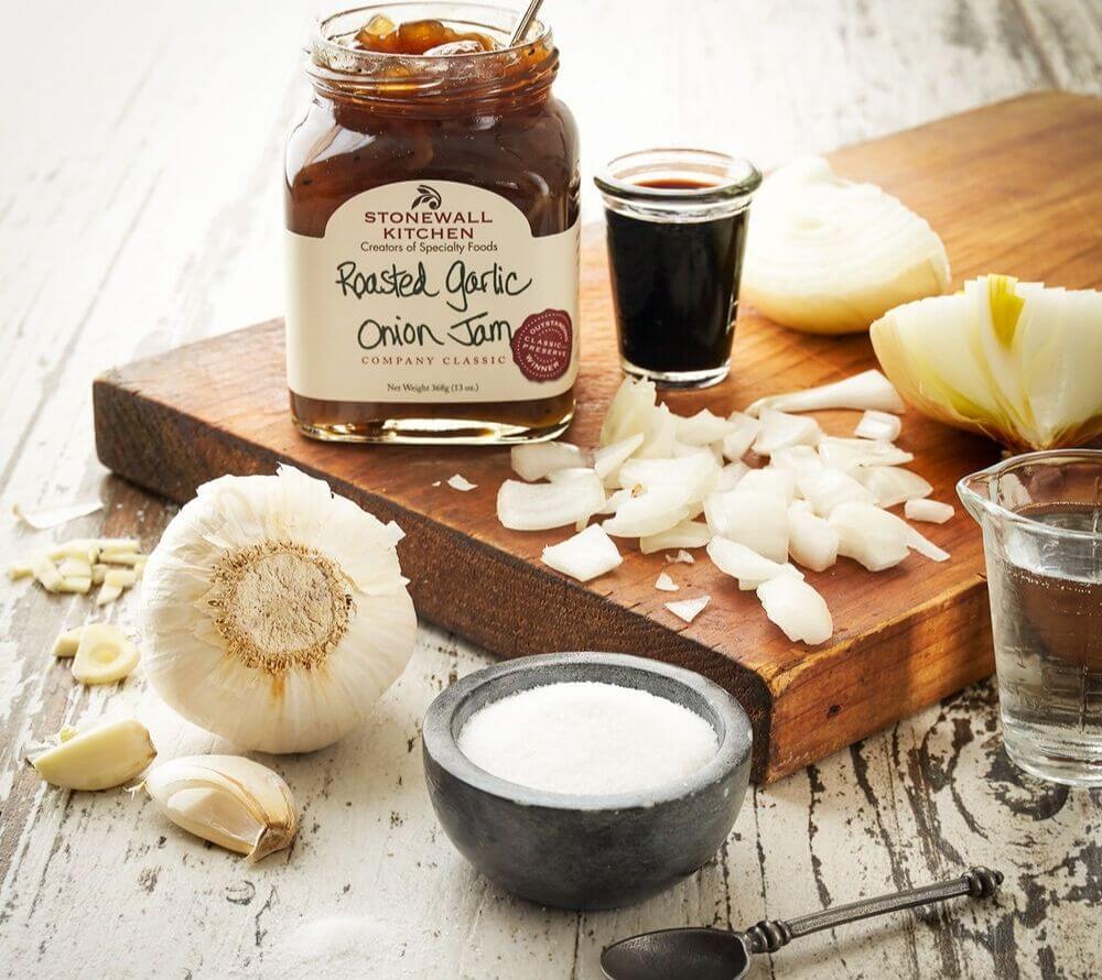 Roasted Garlic Onion Jam von Stonewall Kitchen kaufen | aromatisch gerösteter Knoblauch und Zwiebeln | Perfekt zu Brot mit Frischkäse