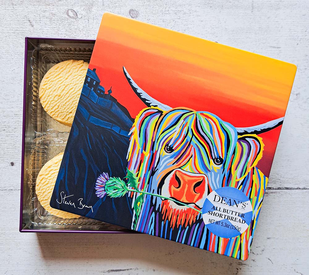 Auld Scottie McCoo All Butter Shortbread Tin von Dean's kaufen | zartes Shortbread in kunstvoller Verpackung | Ideal zum Verschenken