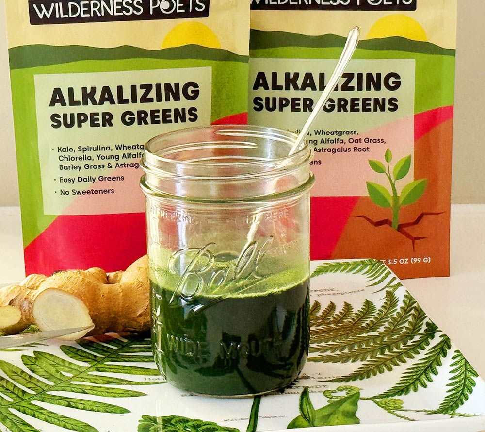 Super Green Juice Powder von Wilderness Poets kaufen | nährstoffreich mit Weizengras, Spirulina und Chlorella | Perfekte Ergänzung für Smoothies