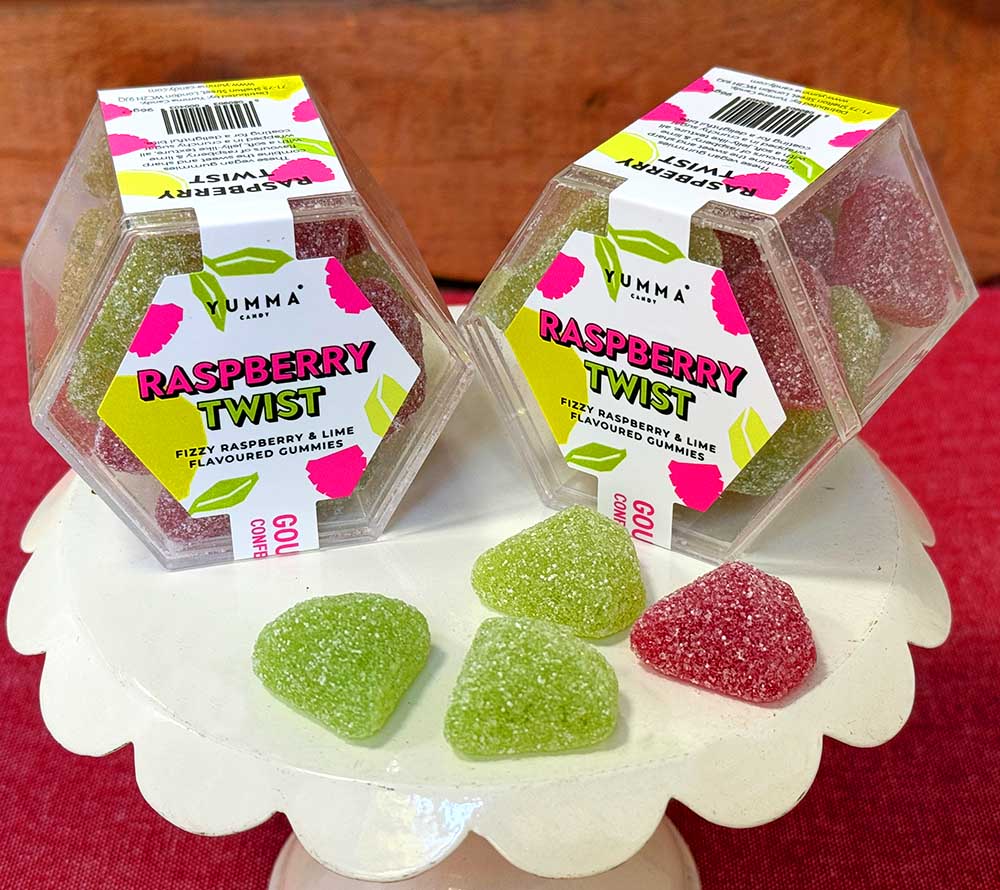 Raspberry Twist Hexagon Box von Yumma Candy kaufen | Unwiderstehliche Kombination von Himbeere und Limette | süß-sauer | Snacken für unterwegs