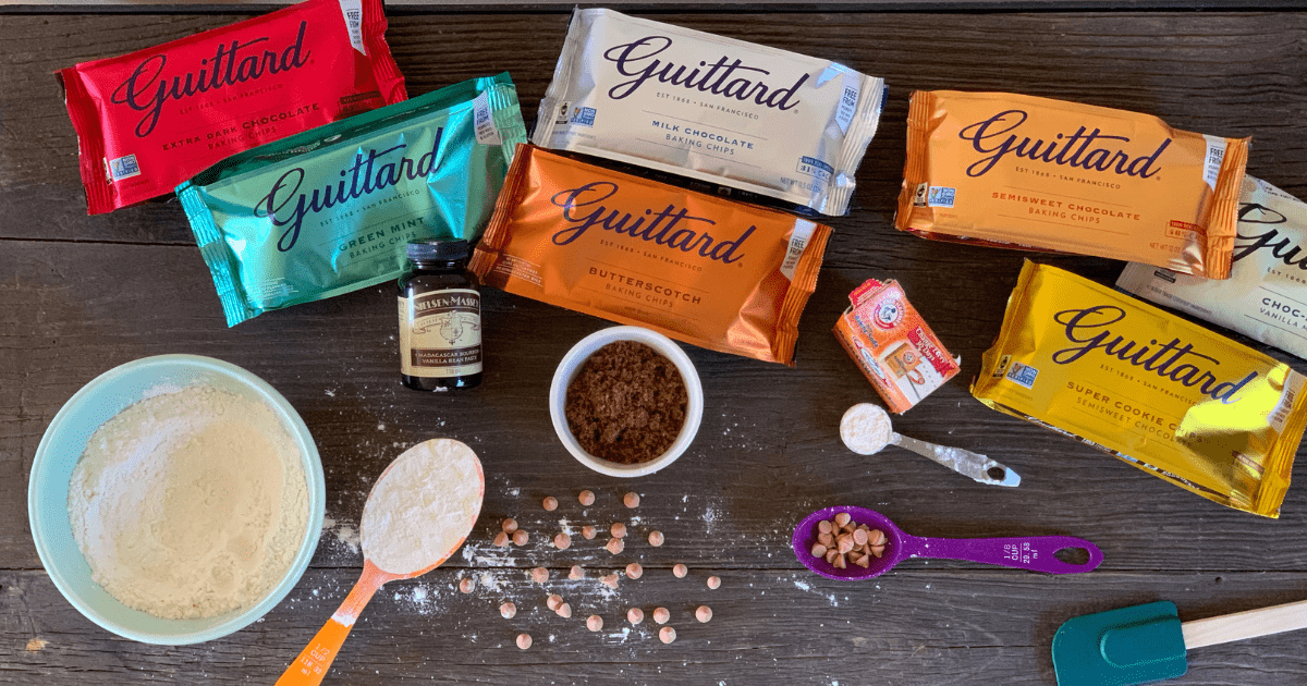 Verschiedene Guittard Chocolate Chips Sorten wie Dark, Milk und Mint in Schalen zum Backen, Kochen und Snacken