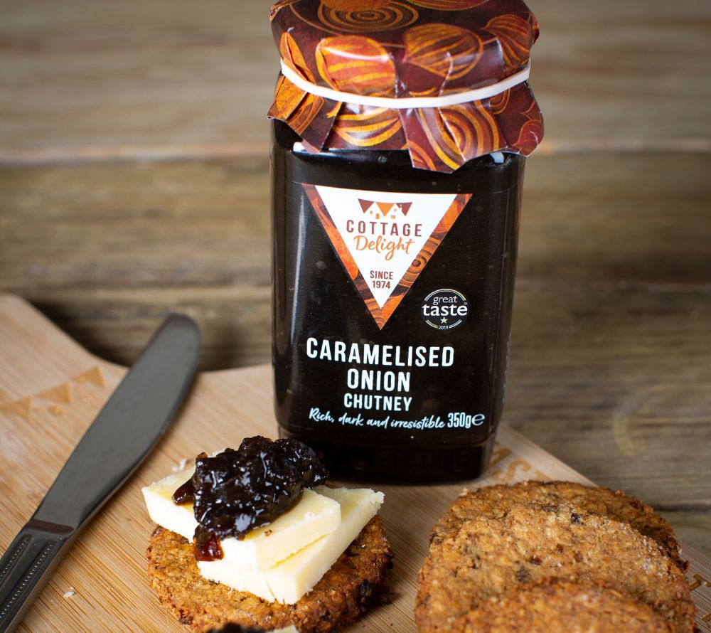 Karamellisierten Zwiebeln & Eichenfass-Balsamico | Zu Käse, Fleisch oder Brot | Auf frisch gebackenem Brot | Europaweiter Versand | Jetzt entdecken!