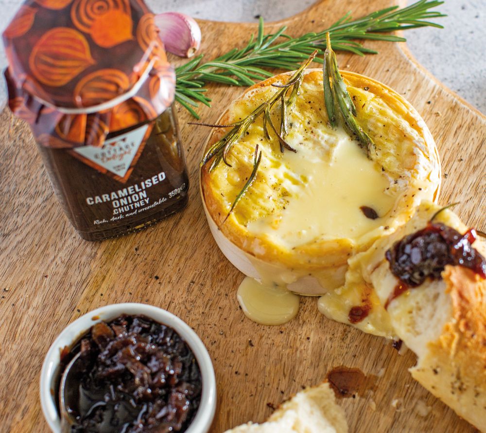Karamellisierten Zwiebeln & Eichenfass-Balsamico | Zu Käse, Fleisch oder Brot | Auf frisch gebackenem Brot | Europaweiter Versand | Jetzt entdecken!