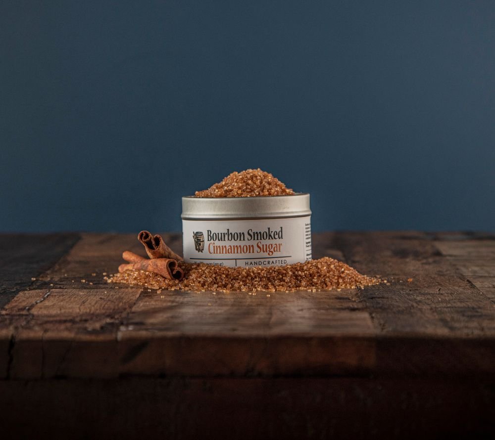 Bourbon Smoked Cinnamon Sugar online kaufen bei Ryan’s Specialties – karamelliger Zucker mit Zimt & Bourbonrauch. Für Desserts, Kaffee & Cocktails.