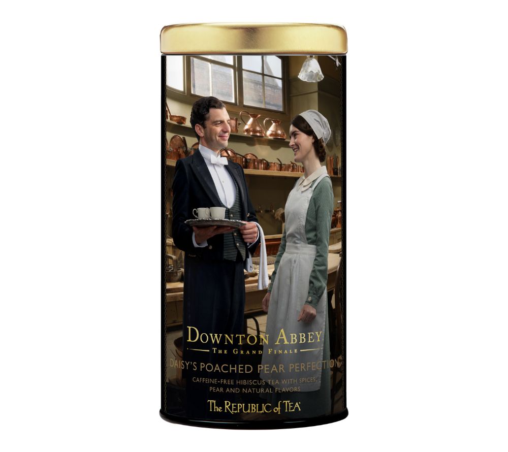 Downton Abbey Daisy’s Poached Pear Perfection – fruchtig-würziger Kräutertee mit Birne & Zimt. Jetzt bei Ryan’s Specialties online kaufen.