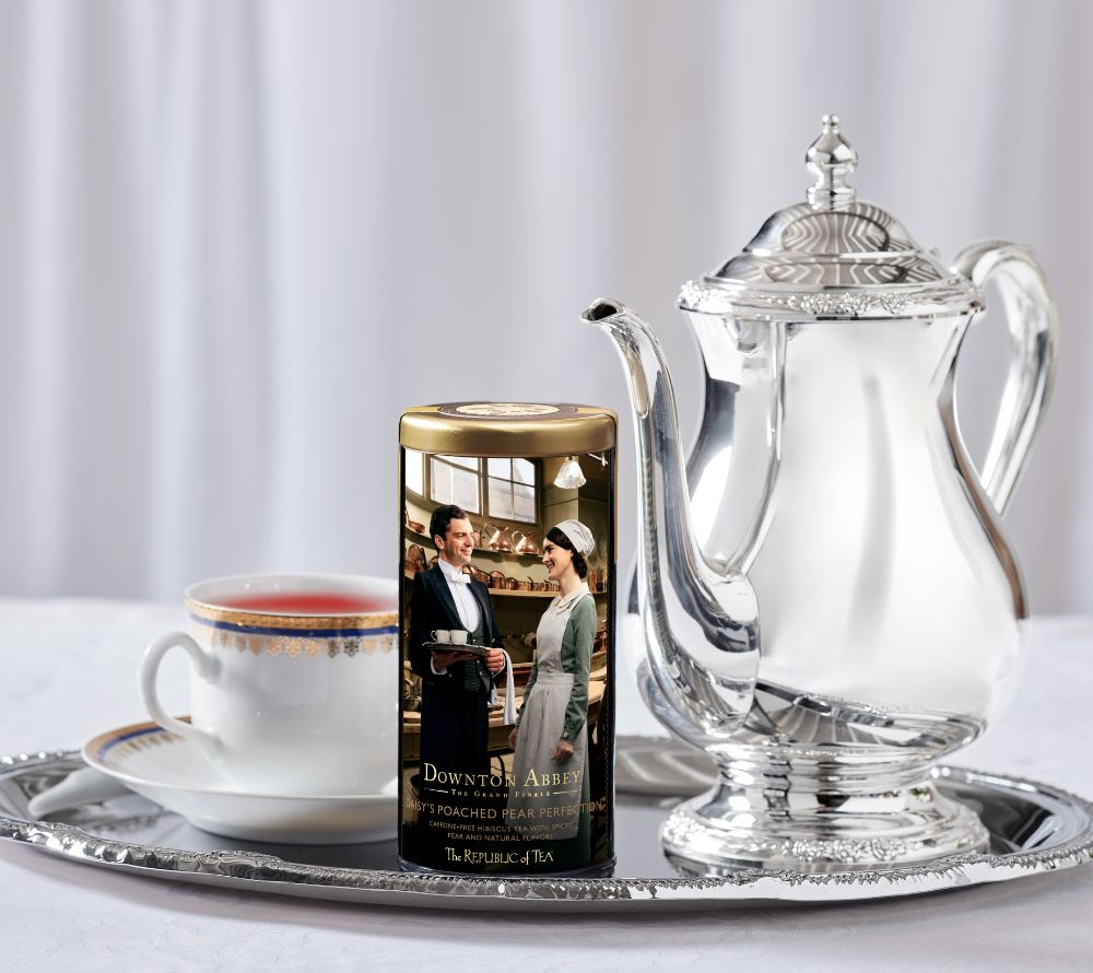 Downton Abbey Daisy’s Poached Pear Perfection – fruchtig-würziger Kräutertee mit Birne & Zimt. Jetzt bei Ryan’s Specialties online kaufen.