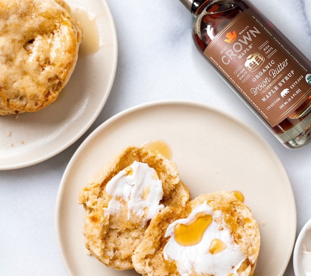 Crown Maple Brown Butter Sirup: Bio-Ahornsirup mit Noten von Karamell, Butterscotch & Pekannüssen. Vielseitig, edel und natürlich.