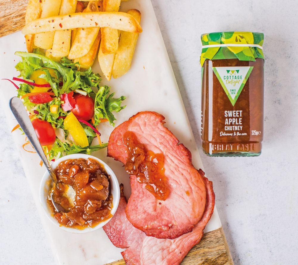 Glas Sweet Apple Chutney von Cottage Delight mit Bramley-Äpfeln und feiner Gewürznote, ideal zu Käse, Schweinefleisch und herzhaften Speisen.