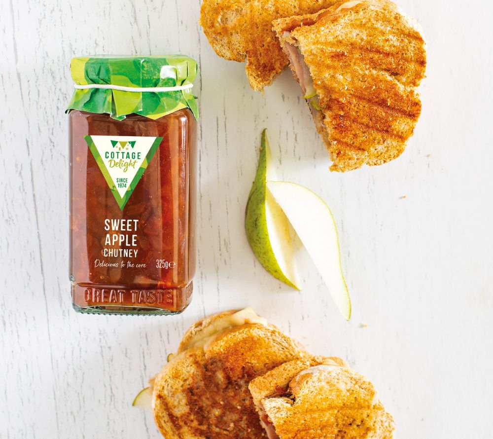 Glas Sweet Apple Chutney von Cottage Delight mit Bramley-Äpfeln und feiner Gewürznote, ideal zu Käse, Schweinefleisch und herzhaften Speisen.