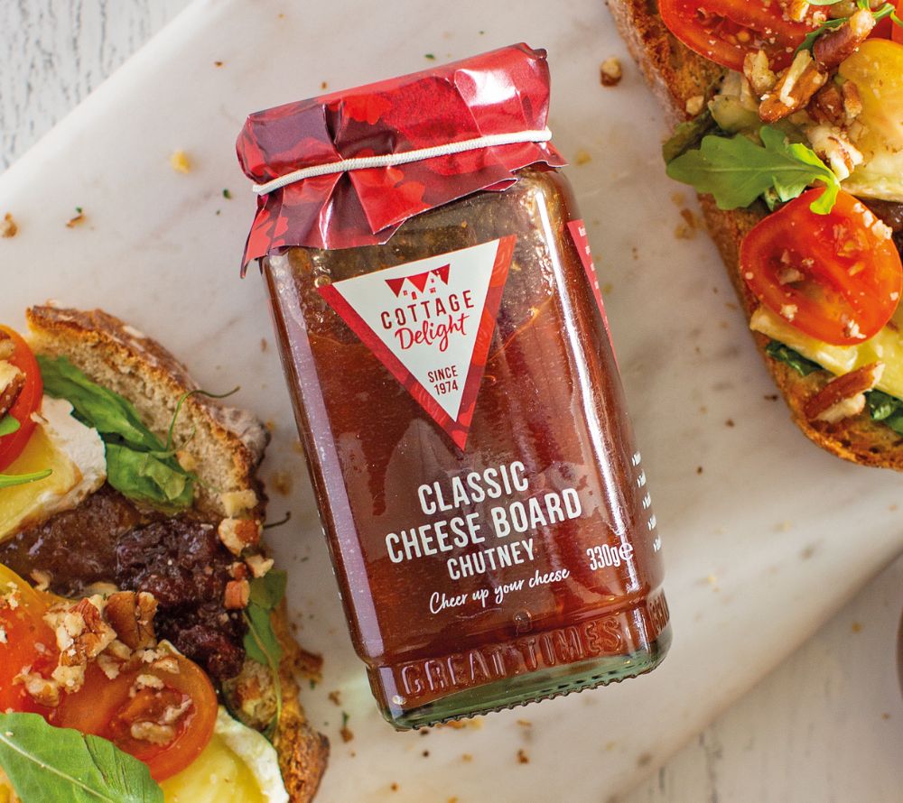 Glas Cheese Board Chutney von Cottage Delight mit Bramley-Äpfeln und Feigen, ideal als fruchtige Ergänzung zu Käseplatten, Pasteten und Fleischgerichten.