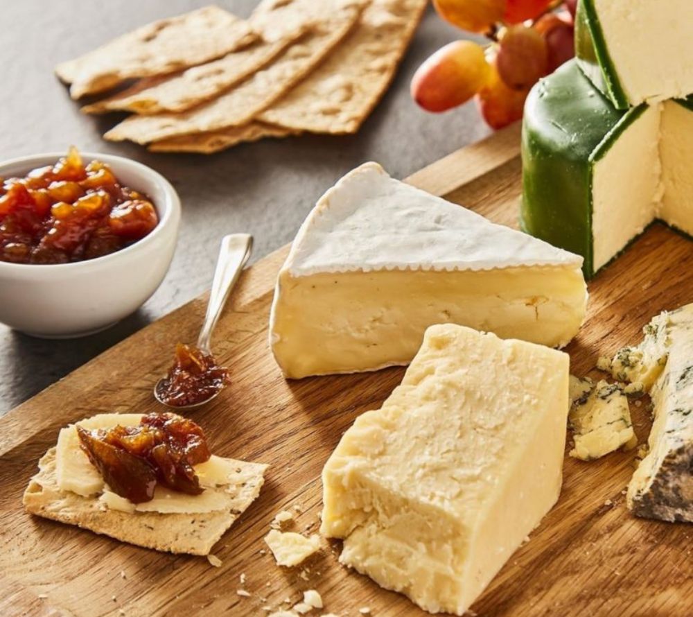 Glas Cheese Board Chutney von Cottage Delight mit Bramley-Äpfeln und Feigen, ideal als fruchtige Ergänzung zu Käseplatten, Pasteten und Fleischgerichten.