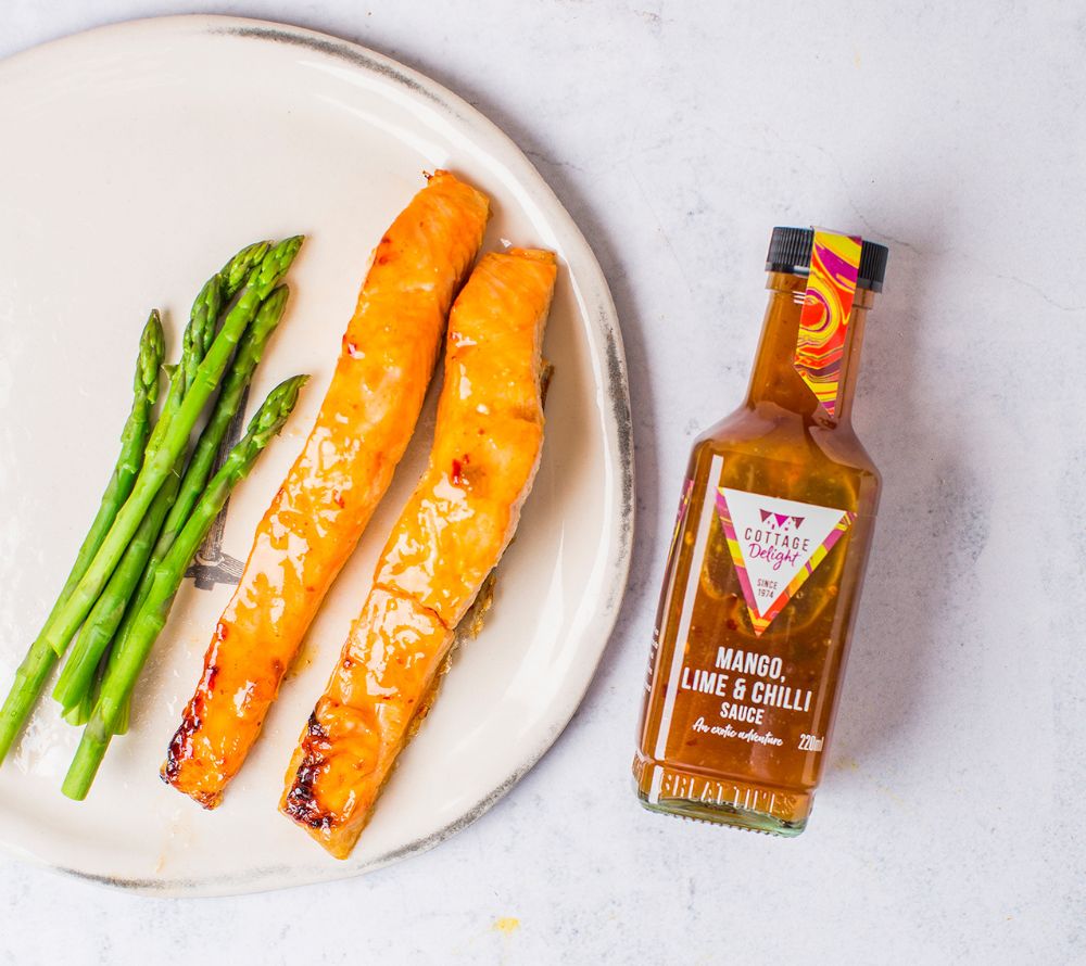 Flasche Mango, Lime & Chilli Sauce von Cottage Delight mit fruchtiger Mango, Limette und milder Schärfe, ideal für Wokgerichte, Dips und Marinaden.