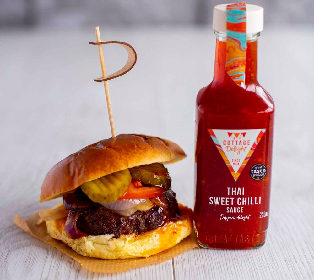 Flasche Thai Sweet Chilli Sauce von Cottage Delight mit süß-würzigem Geschmack aus Chili, Knoblauch und Limette, ideal für Dips, Bowls und asiatische Gerichte