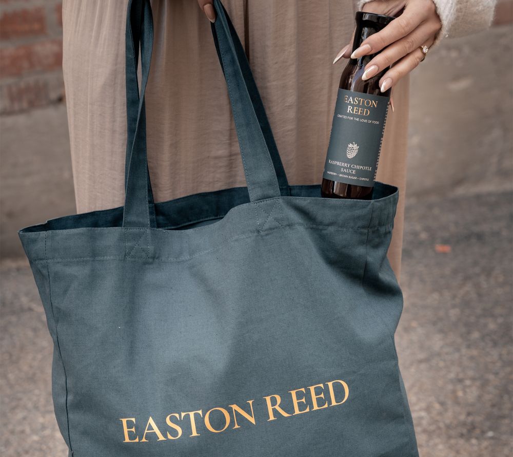 Easton Reed Tote Bag aus Baumwolle in elegantem Dunkelblau. Wiederverwendbare Stofftasche mit langen Henkeln und hochwertigem Logo-Print.