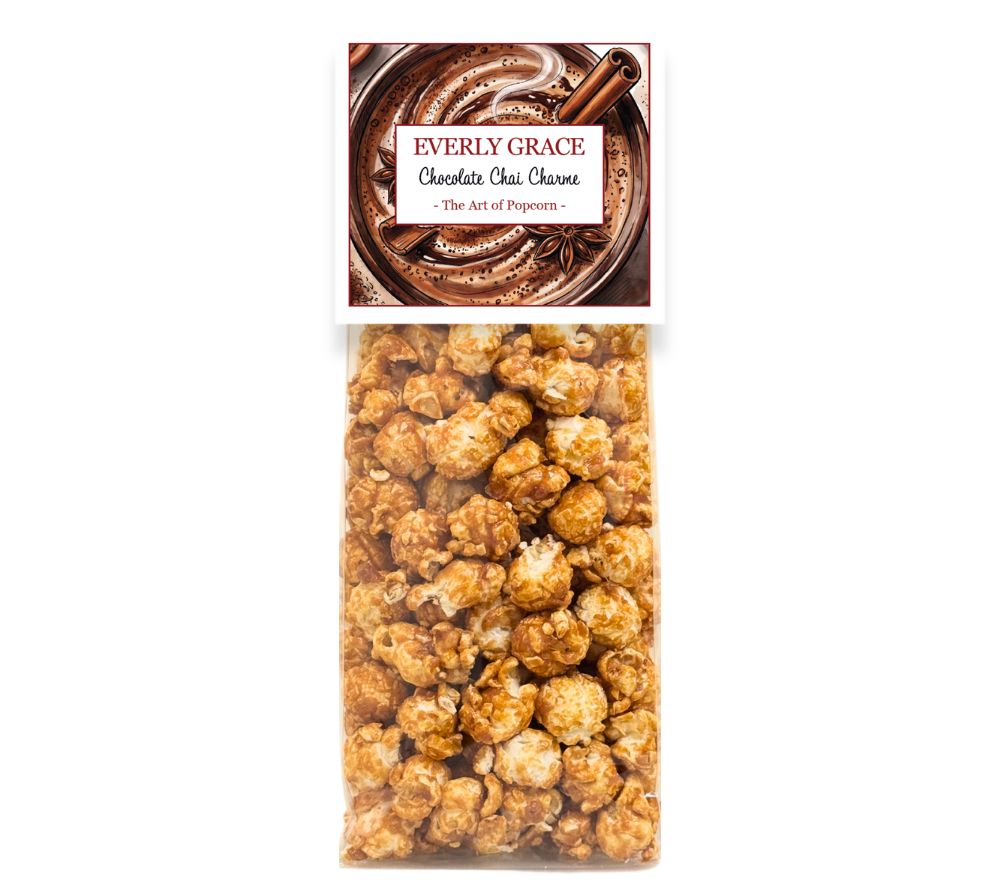 Chocolate Chai Charme Popcorn von Everly Grace als Freistellerbild auf weißem Hintergrund