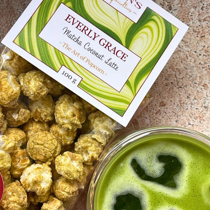 Everly Grace Popcorn Matcha Coconut Latte kaufen – Knuspriges Popcorn mit feinem Matcha & Kokos, modern, exotisch & perfekt für Filmabende
