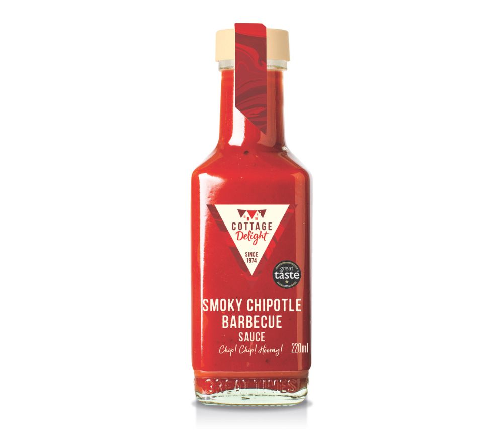 Flasche Smoky Chipotle Barbecue Sauce von Cottage Delight mit rauchigem Geschmack, milder Schärfe und Chipotle-Chili, ideal für Grillgerichte, Burger und Marinaden.
