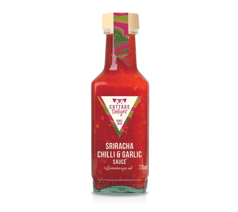 Flasche Sriracha Chilli & Garlic Sauce von Cottage Delight mit mittlerer Schärfe, ideal für Burger, Dips, Marinaden und würzige Gerichte.