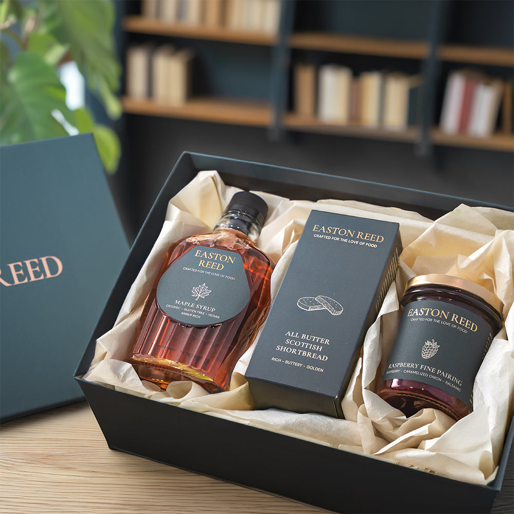 Entdecken Sie das Gourmet-Gift-Set von Easton Reed - Banana Ketchup, Farmhouse Ketchup und Bio-Ahornsirup in einem Geschenk