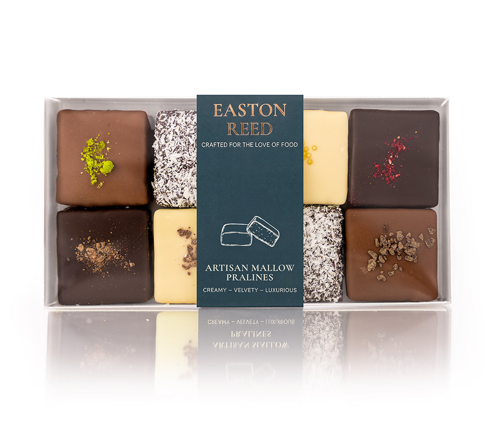 Feine Marshmallow-Pralinen von Easton Reed mit weißer, Vollmilch- und dunkler Schokolade. Drei Sorten, zarte Füllung und feine Toppings zum Genießen.