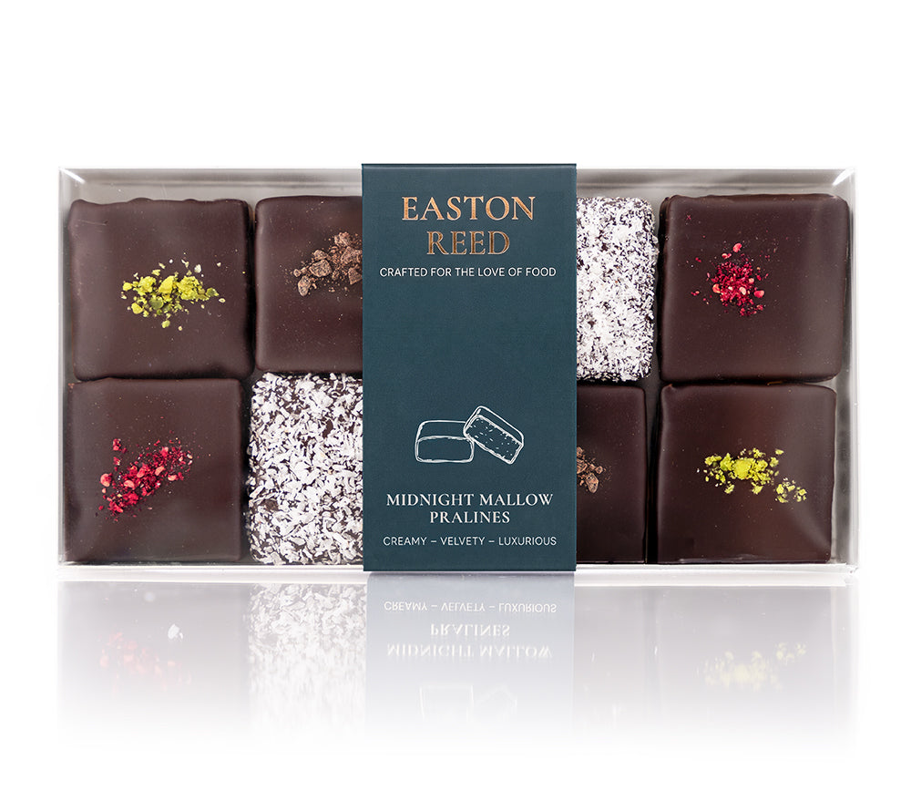 Feine Marshmallow-Pralinen von Easton Reed mit luftiger Füllung, dunkler Schokolade und feinen Toppings – eine besondere Confiserie-Spezialität zum Genießen.
