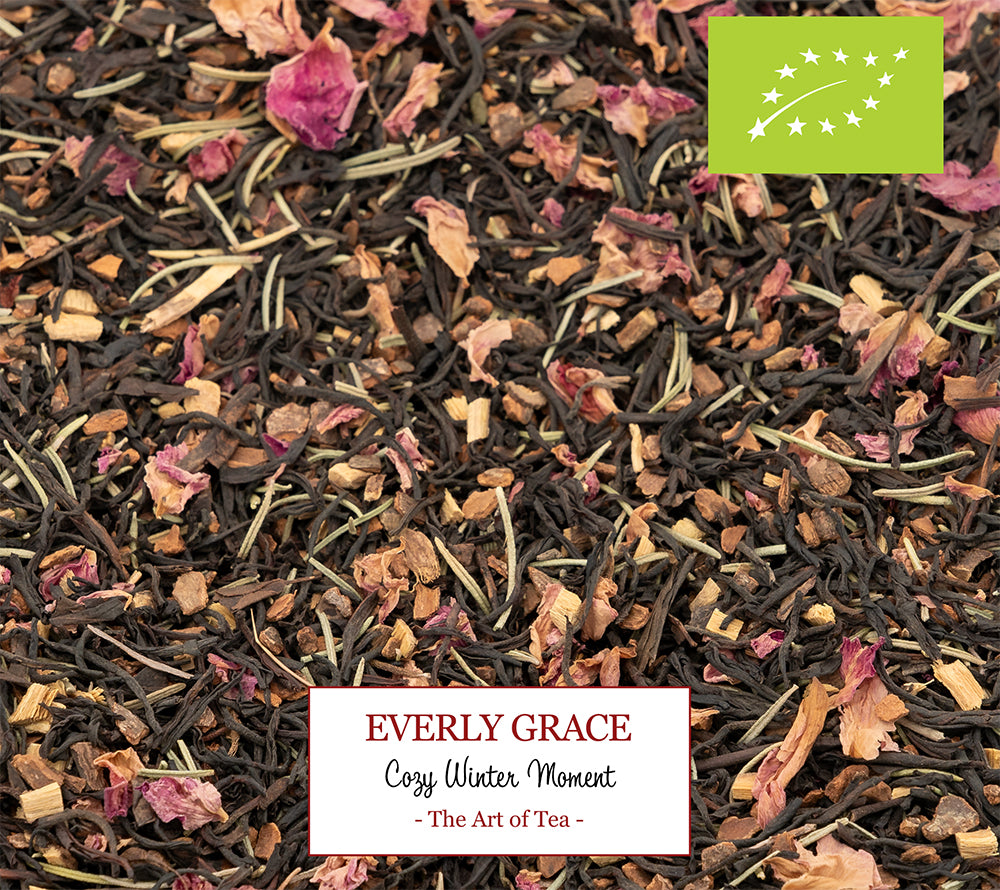 Everly Grace Cozy Winter Moments Tea – Bio-Schwarztee mit Zimt, Rosmarin, Süßholz & Rosenblüten. Jetzt online kaufen & winterliche Genussmomente erleben.