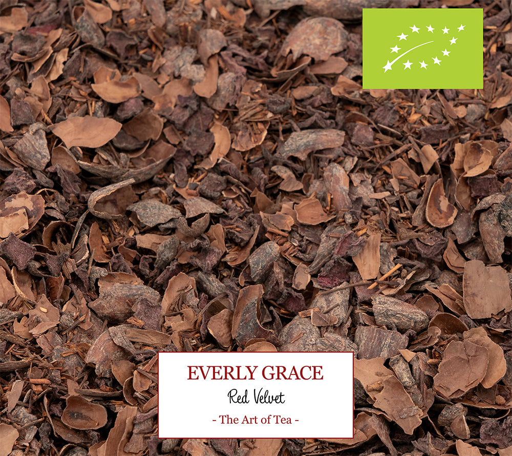 Everly Grace Red Velvet Tea – Bio-Tee mit Kakaonoten & warmen Gewürzen, sanft-süß, perfekt für besondere Genussmomente.