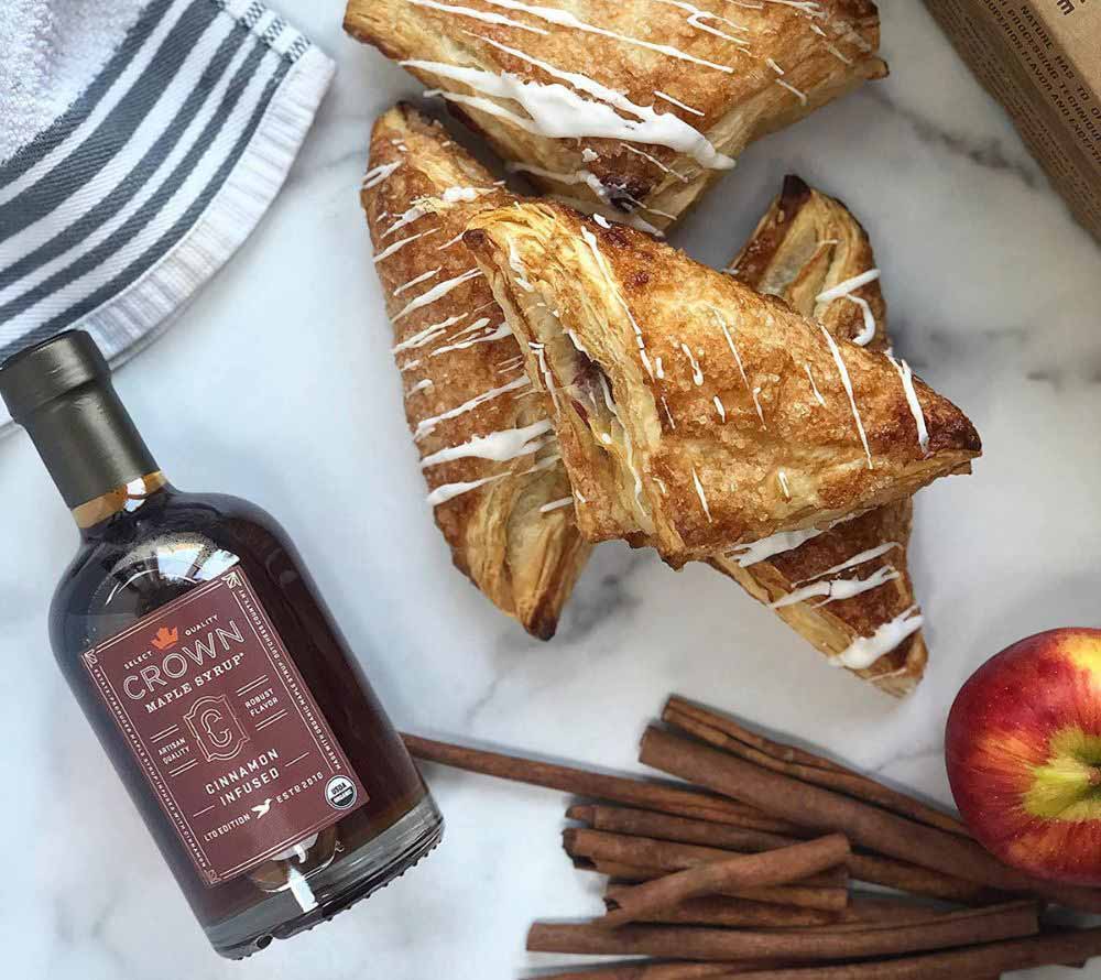Crown Maple Cinnamon Infused Ahornsirup kaufen ☆ Bio-Qualität mit Zimt ☆ Für Pancakes, Waffeln und Desserts ☆ Mehr Sorten ☆ Jetzt probieren!