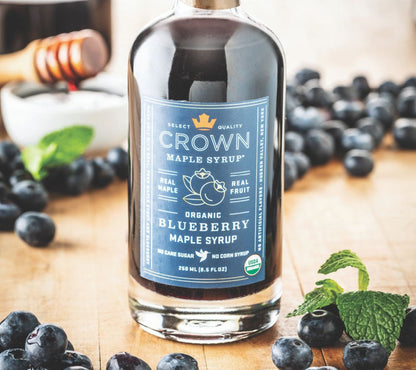 Blueberry Ahornsirup von Crown Maple kaufen | Ahornsirup mit fruchtiger Blaubeere | Perfekt zu Pancakes, Waffeln, Verfeinern von Dressings uvm | EU-weiter Versand