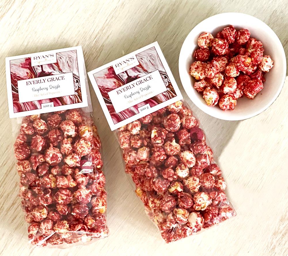 Everly Grace Raspberry Drizzle Popcorn kaufen | Knuspriges Popcorn mit fruchtiger Himbeersauce | Ideal für Naschkatzen und Filmabende